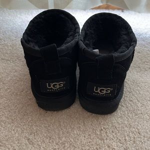 UGGS short black size 13 little kids